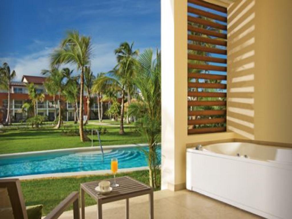 منتجع وسبا بريثليس بونتا كانا - للبالغين فقط المظهر الخارجي الصورة A swim-out room at the Hard Rock Hotel