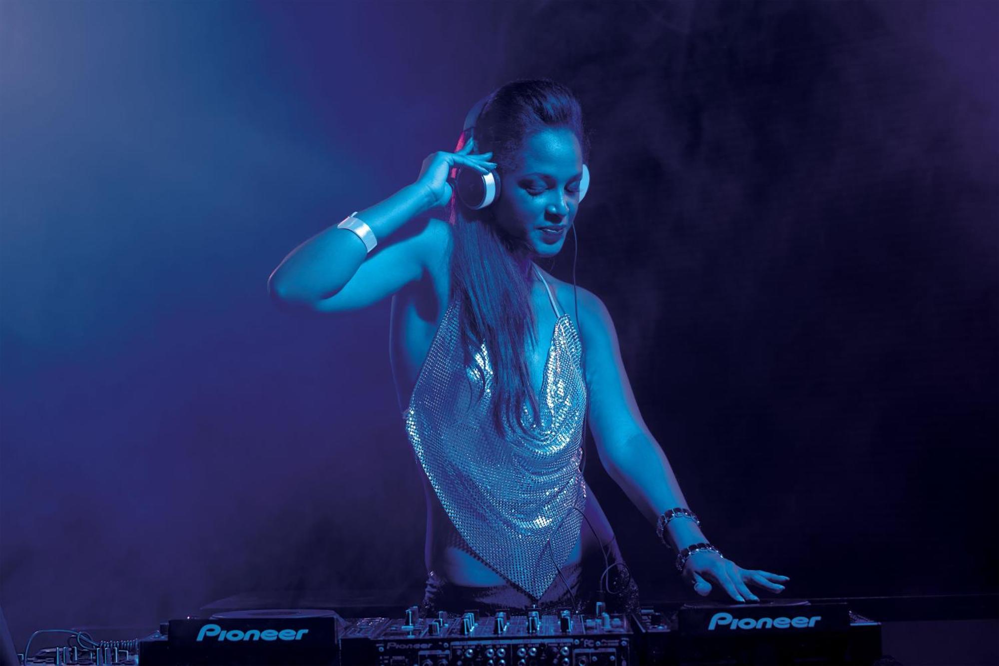 منتجع وسبا بريثليس بونتا كانا - للبالغين فقط المظهر الخارجي الصورة DJ performing at a nightclub